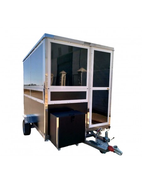 Remolque sin maquinaria de color Negro