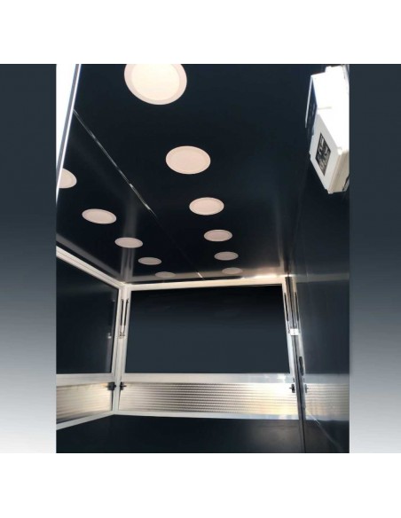 Remolque sin maquinaria de color Negro