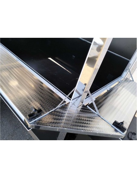 Remolque sin maquinaria de color Negro