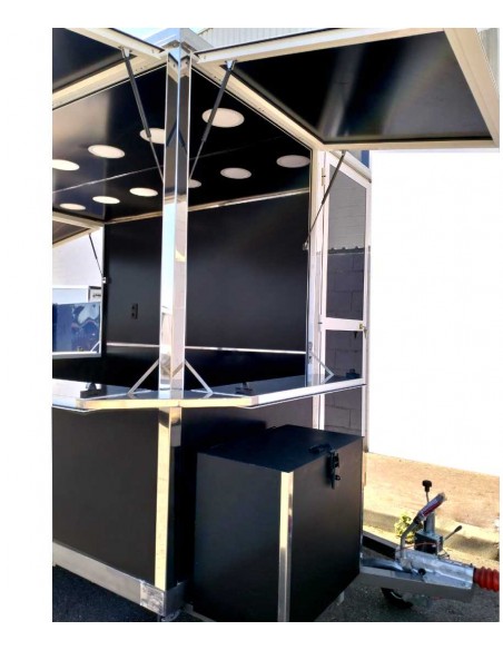 Remolque sin maquinaria de color Negro